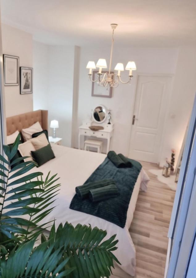 Oasis Citadine Terrasse Intime Jardin Privatif En Plein Centre Ville 70M2 Cambrai Zewnętrze zdjęcie